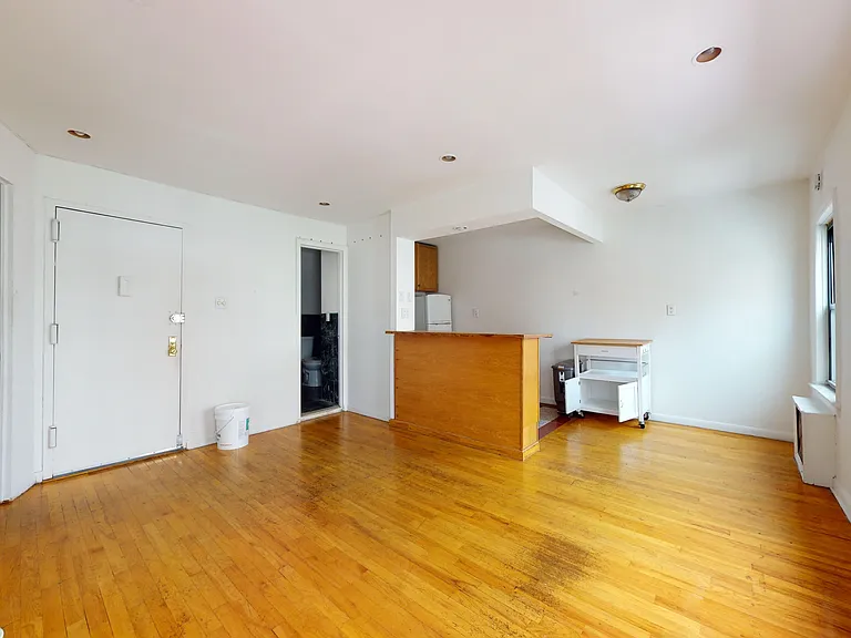 139 E 12th St #2D — Photo 4