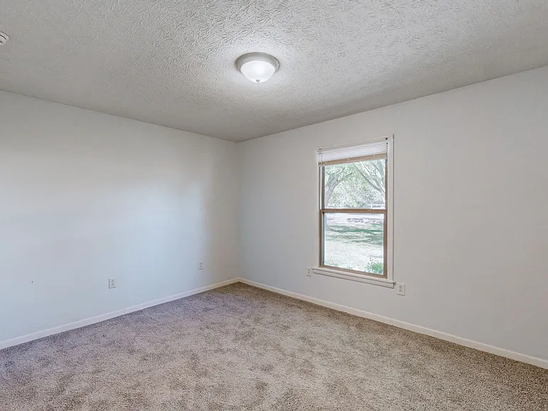 8614 Burleson Ln — Photo 16