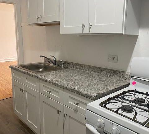 5th image of 5040 W 18th St #10