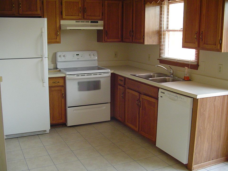 2nd image of 104 Oakcrest Cir APT 5