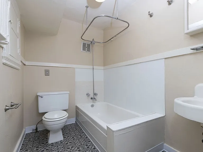 760 SW Vista Ave — Photo 6