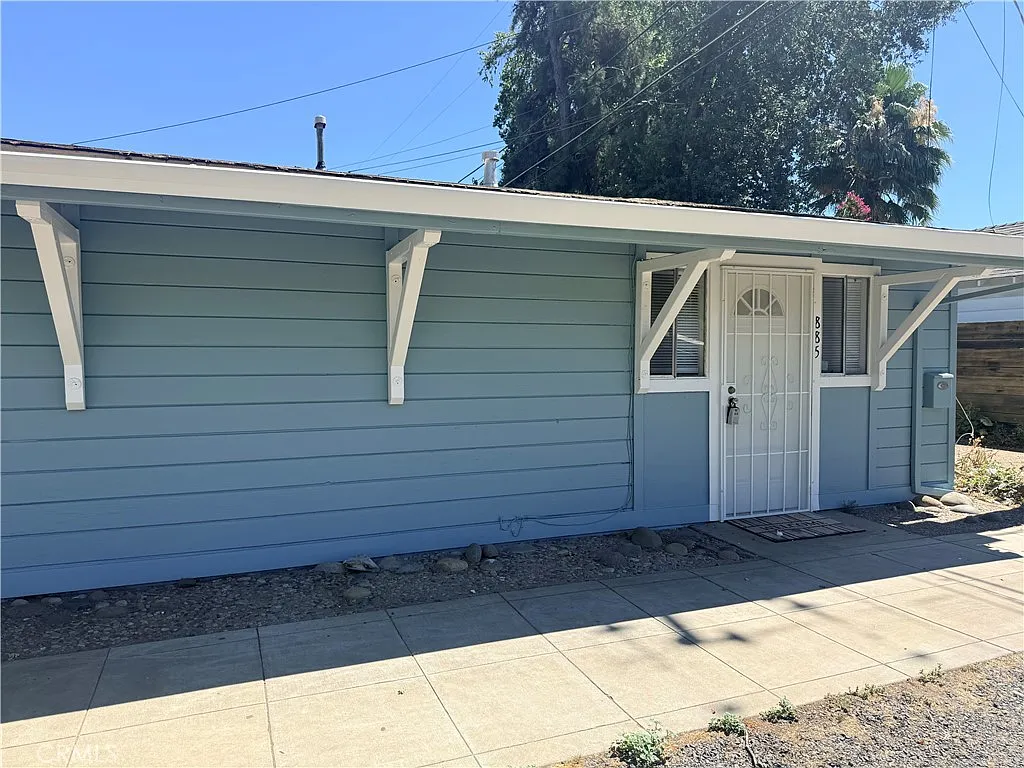 3 bed, 1000 sqft, $1,675 — Photo 1
