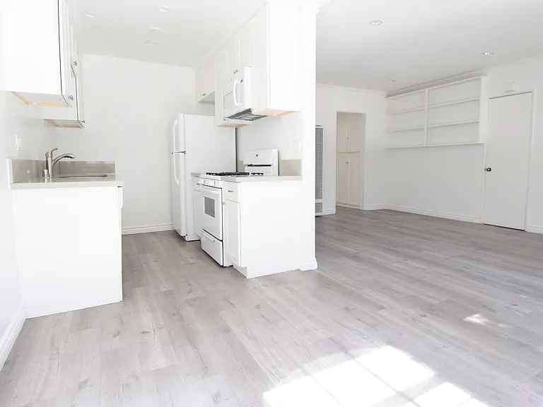 10385 Olympic Blvd — Photo 2