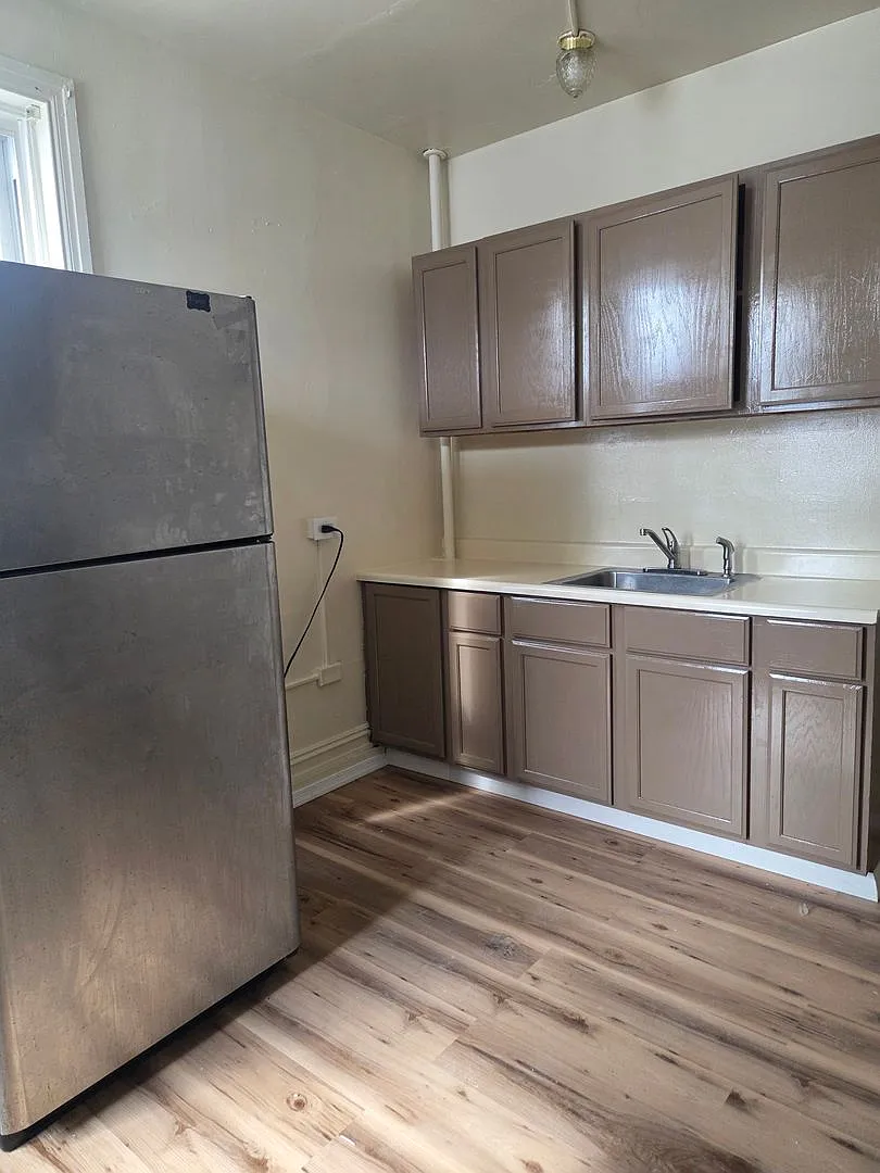 654 Chestnut Street — Photo 2