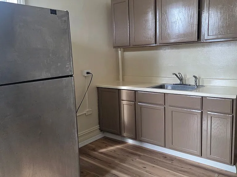 654 Chestnut St — Photo 2