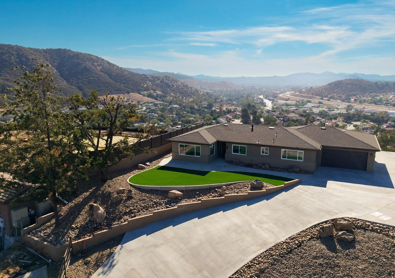 Remodeled 3BR House with Panoramic Mountain Views | Private Drive, Garage & RV Parking! — Photo 3