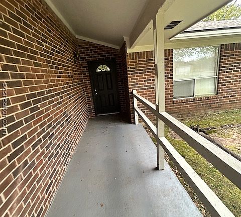 2nd image of 1802 Laura Ln