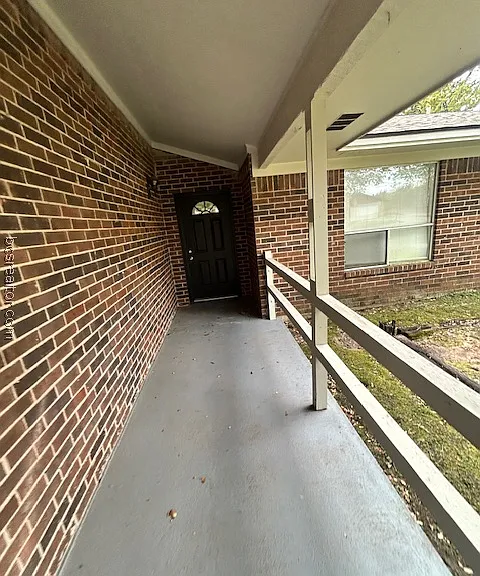1802 Laura Ln — Photo 2