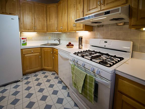 5th image of 710 Bruce Ct