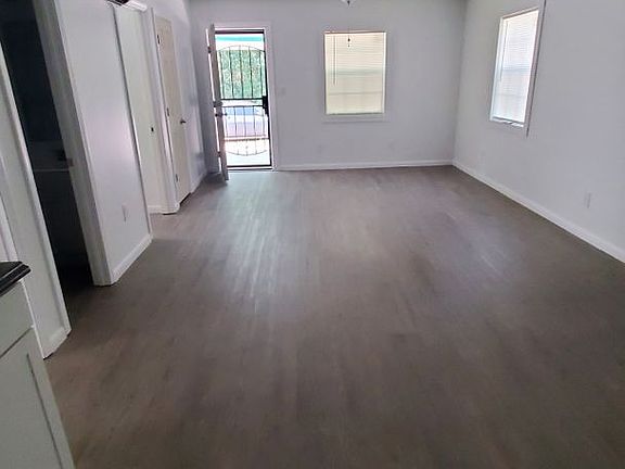4th image of 903 Locust St