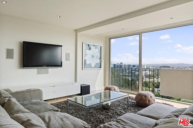 1st image of 818 N Doheny Dr APT 804