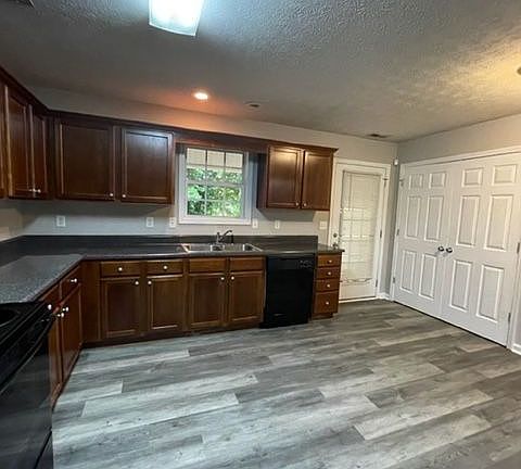 5th image of 611 Burson Ave