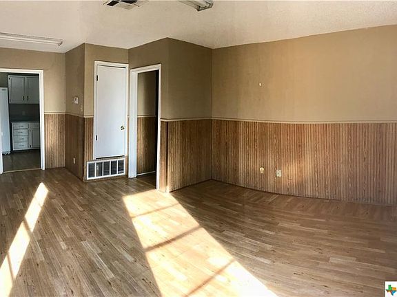 2nd image of 1432 E Avenue C