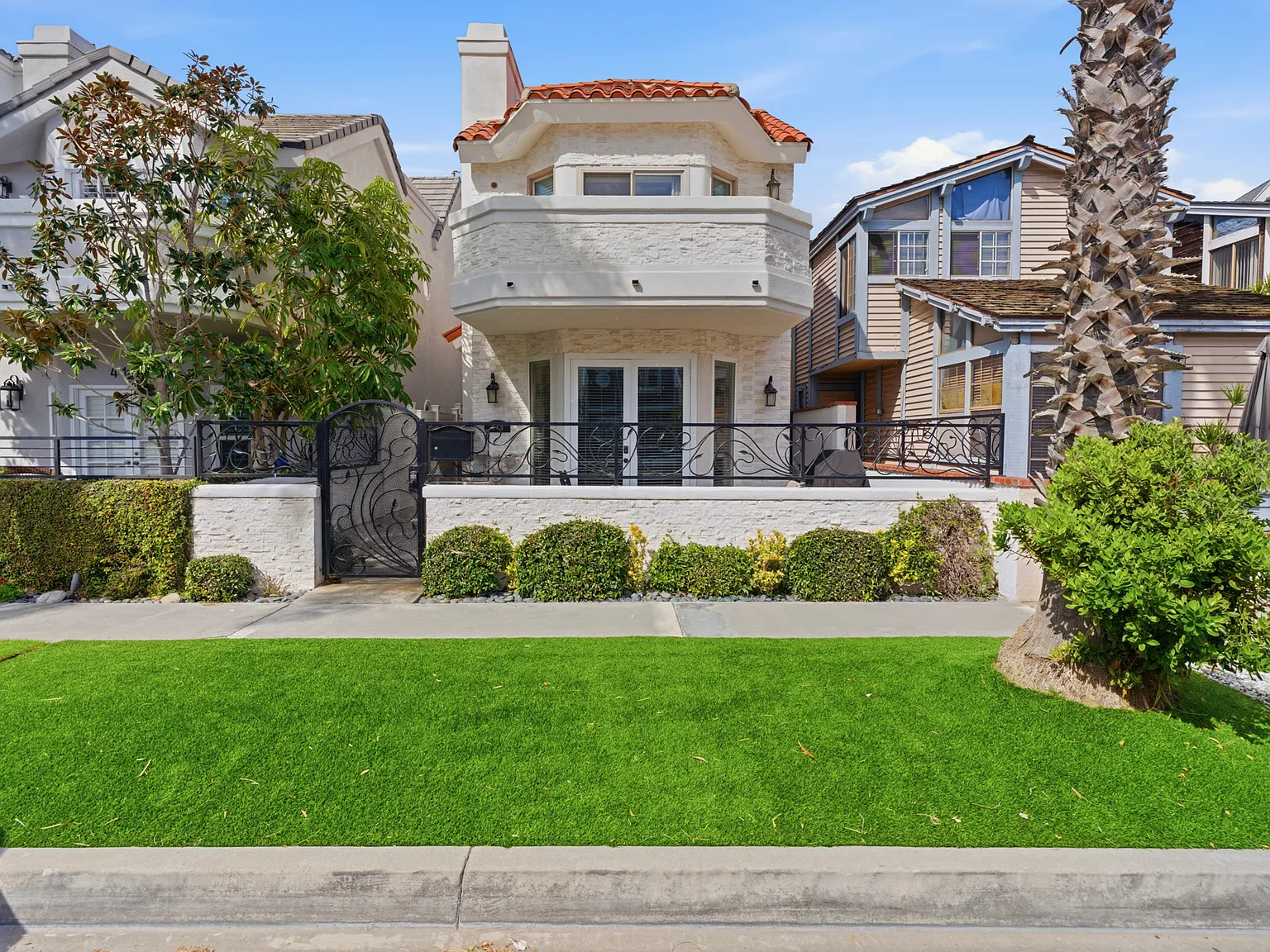 4 bed, 2710 sqft, $10,000 — Photo 2