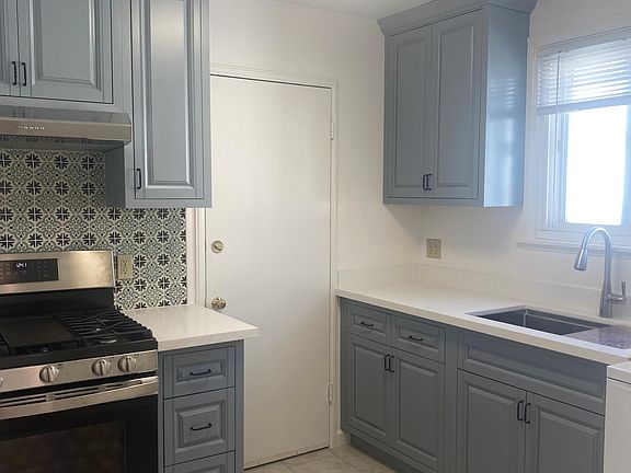 Freshly remodeled kitchen w/quartz countertops and gas range