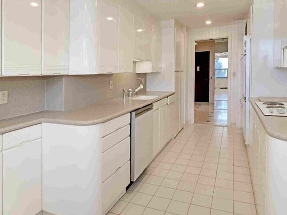 3rd image of 2 Claridge Dr. 1LE