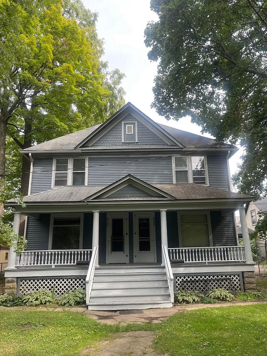 1015 Park Pl photo 1