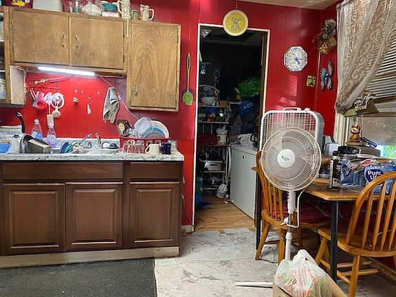 4th image of 445 Diamond St
