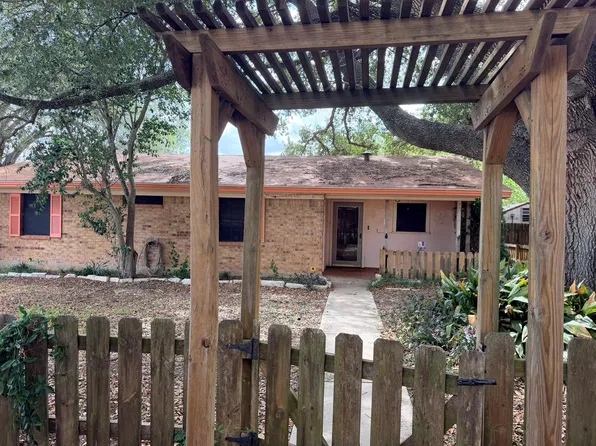 220 Parkview Dr, Luling, TX 78648