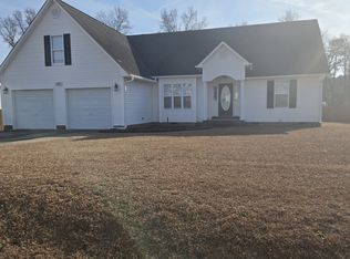 76 Shelby St, Spring Lake, NC 28390