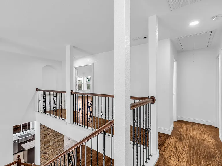 3010 Lena Dr — Photo 38