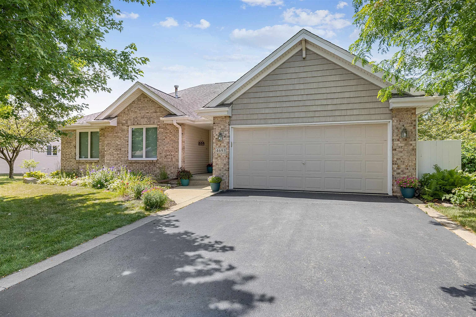 4693 Lindbloom Ln photo 1