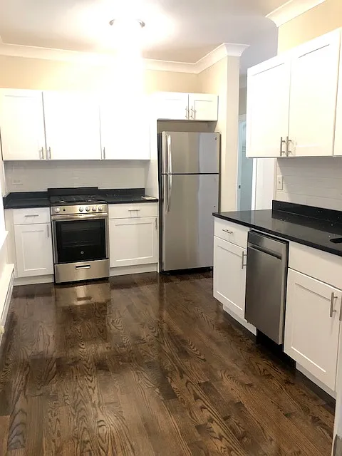 648 W Roscoe St — Photo 1