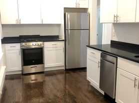 648 W Roscoe St, Chicago, IL