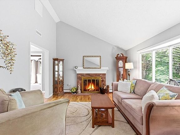 4th image of 40 Kristin Rd