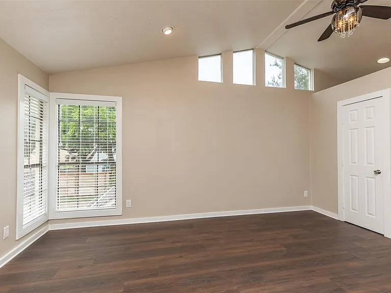 1611 Oakdale St — Photo 31