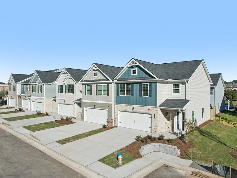 423 Lanier Cir — Photo 1