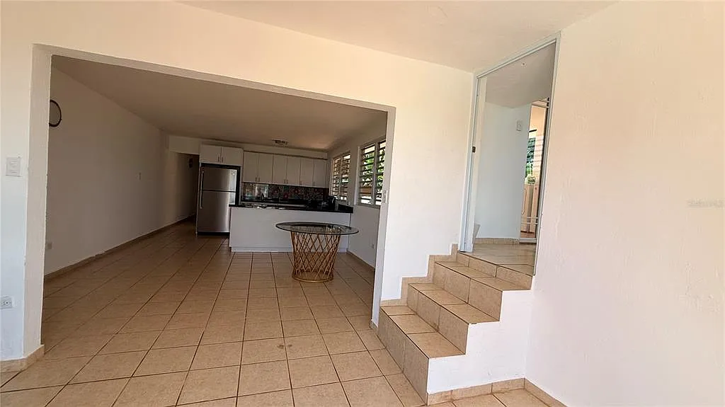 3 bed, 1.0 bath, 1316 sqft, $1,000 — Photo 2