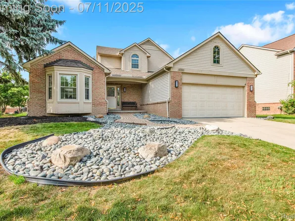 42984 Sandstone Dr, Novi, MI 48377