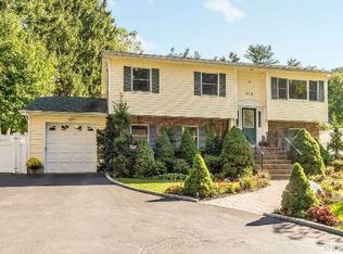 212 Vernon Valley Rd, East Northport, NY 11731