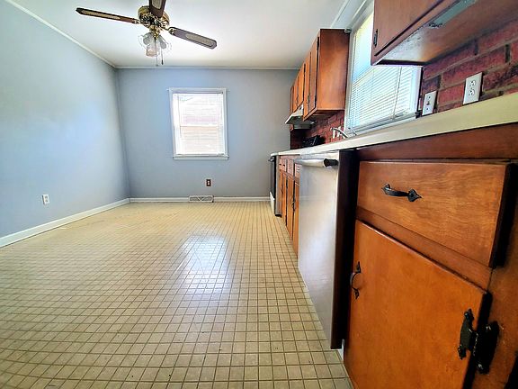5th image of 130 Margaret Dr