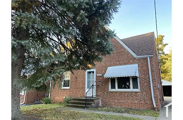 18513 Raymond St photo 1
