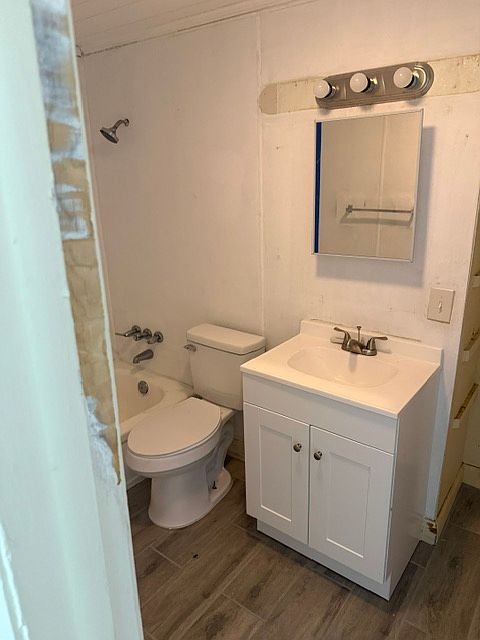 1st image of 106 4th St APT 2