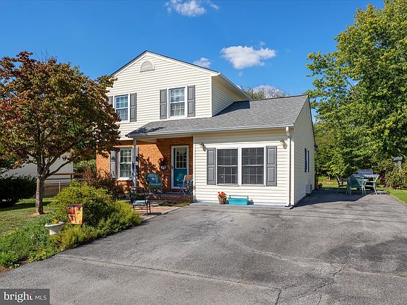2nd image of 107 Edgewood Dr