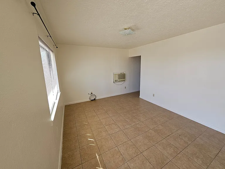 1400 S Ave E — Photo 3