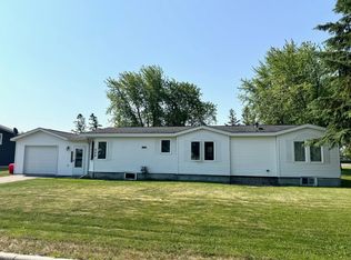 808 6th St NE, Roseau, MN 56751
