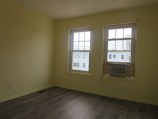 5th image of 935 Hancock St #2