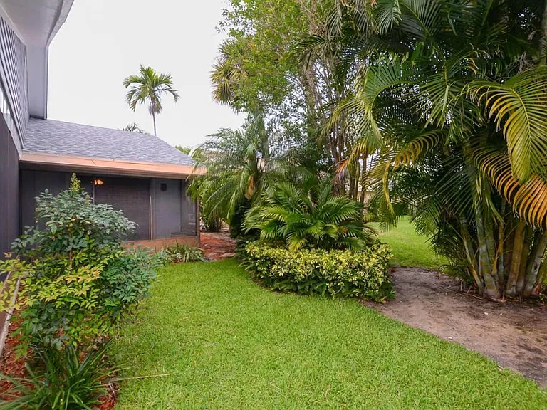 3267 NE Catamaran Ter — Photo 40