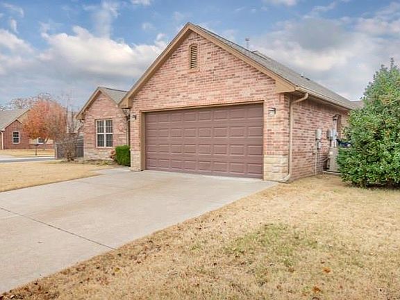 3rd image of 12204 Heathfield Ln