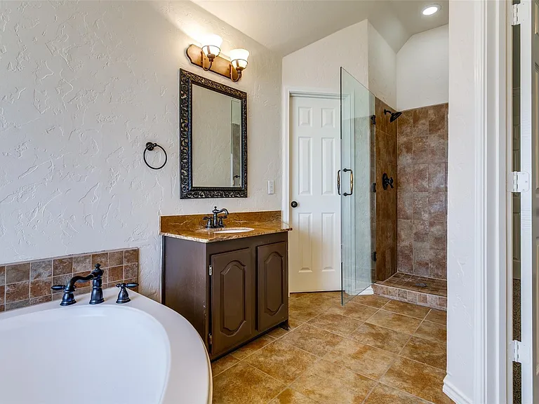 1649 Bennington Dr — Photo 10