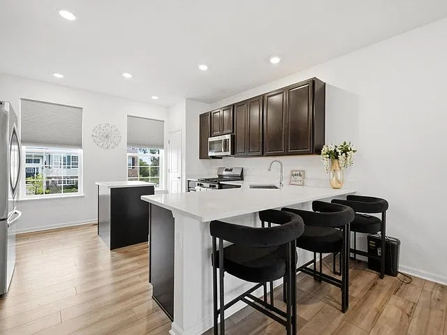 3 bed, 1900 sqft, $2,950 — Photo 3