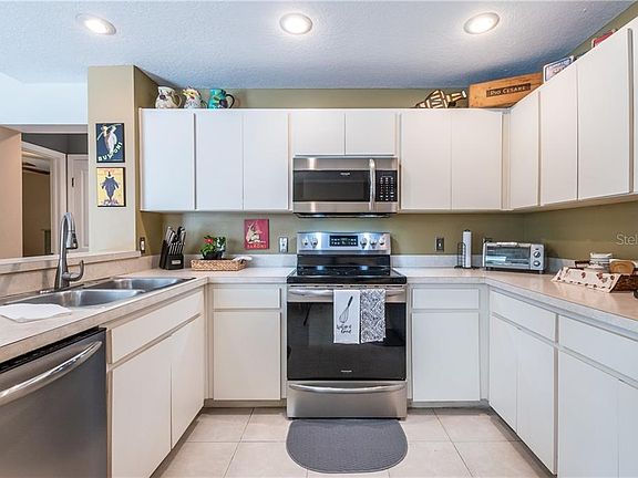 3rd image of 15118 Barby Ave