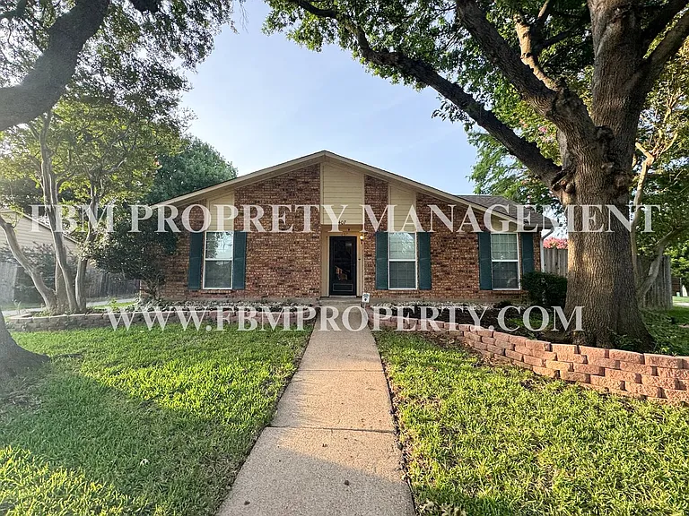 407 Woodhurst Dr — Photo 1