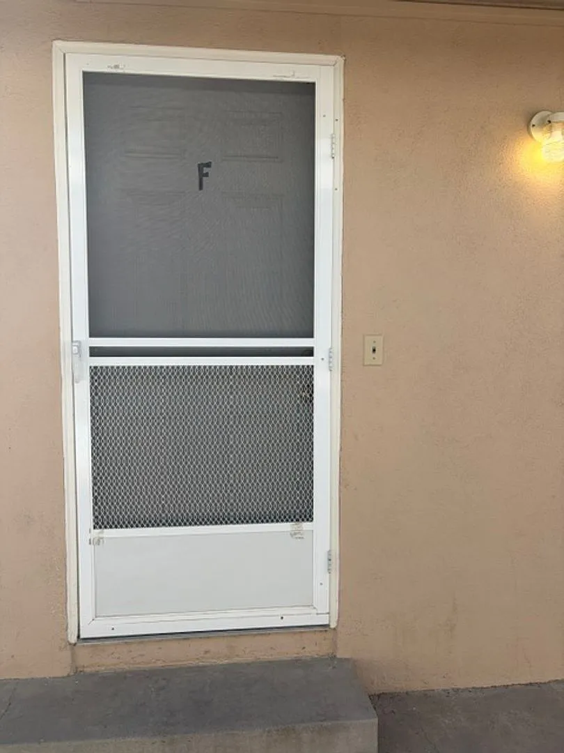 2935p -805- 944 Princeton Ave. NB — Photo 2
