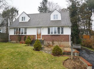 85 George St, Roslyn Heights, NY 11577