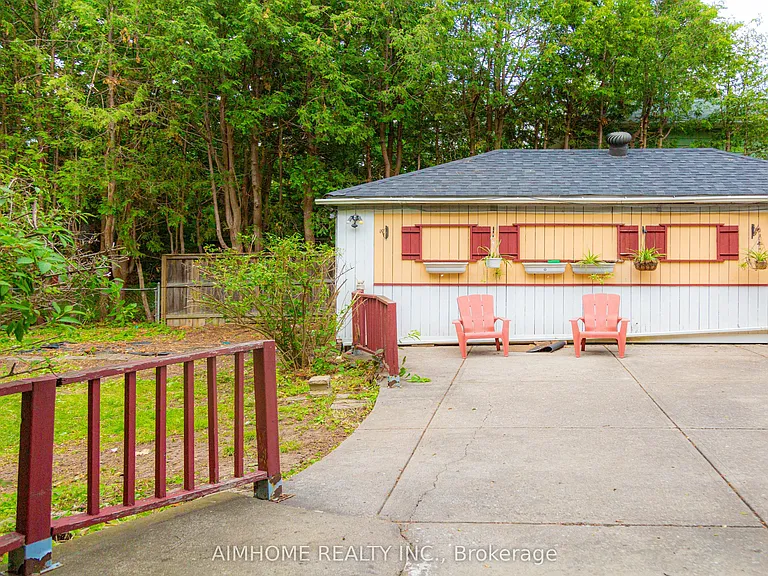 9890 Bayview Ave — Photo 17